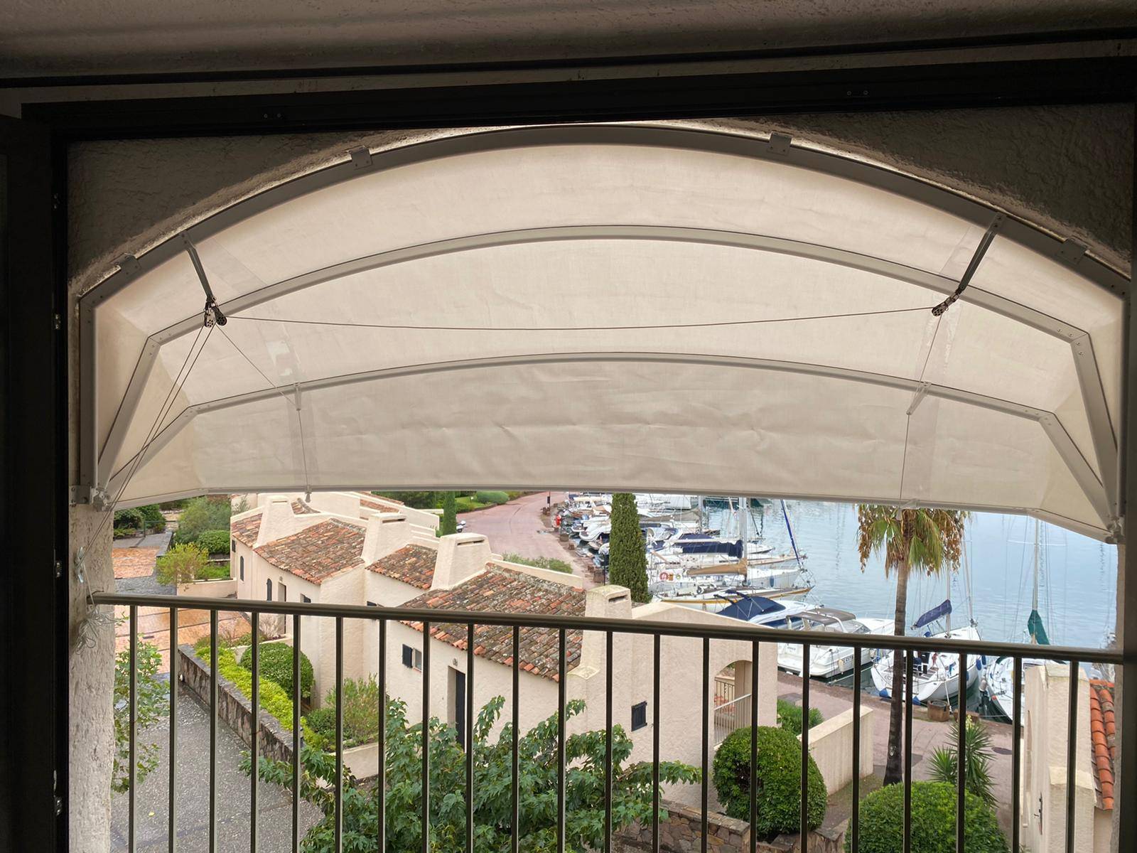 Store corbeille à Cogolin