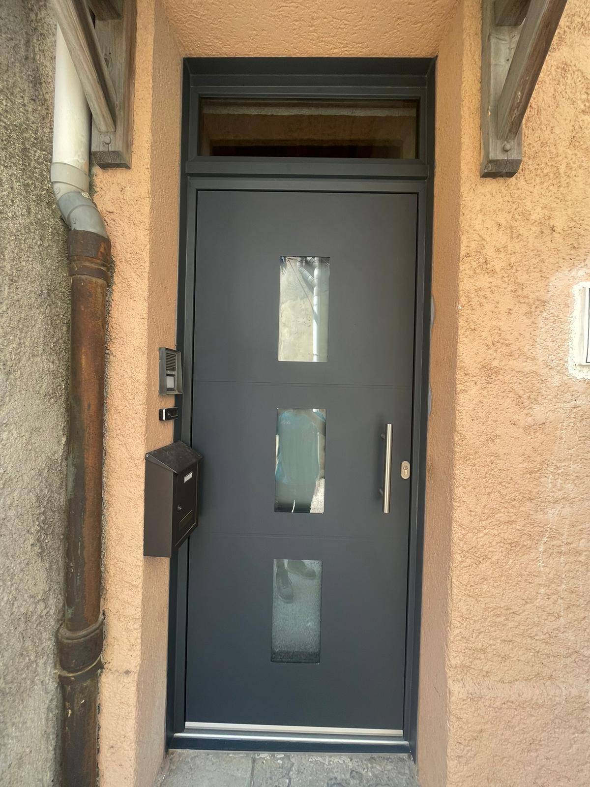 Remplacement d'une porte d'entrée en bois par une porte d'entrée en aluminium à Cogolin dans le Golfe de Saint-Tropez