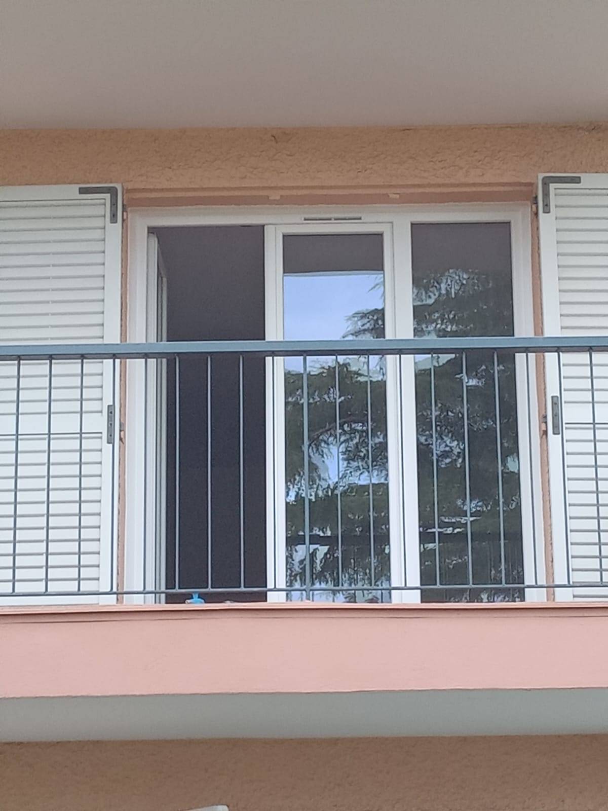 Remplacement de fenêtre et porte-fenêtre en bois par des menuiseries en PVC à Cogolin dans le Golfe de Saint-Tropez