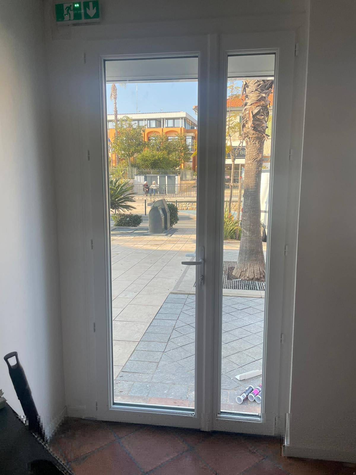 Porte-fenêtre PVC pose en rénovation à la londe