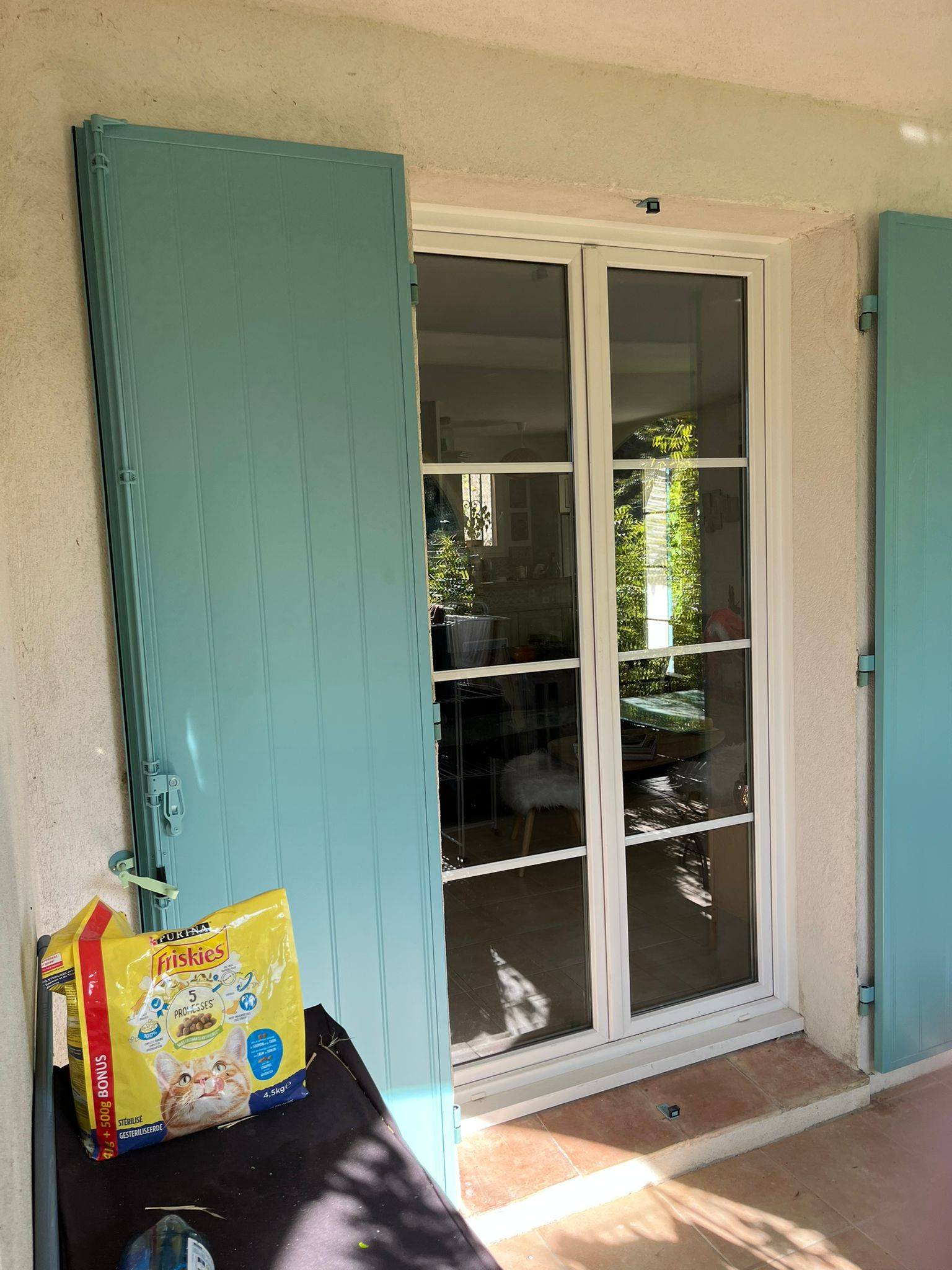 Remplacement de volets battants en bois par des volets battants en aluminium à Cogolin dans le Golfe de Saint-Tropez