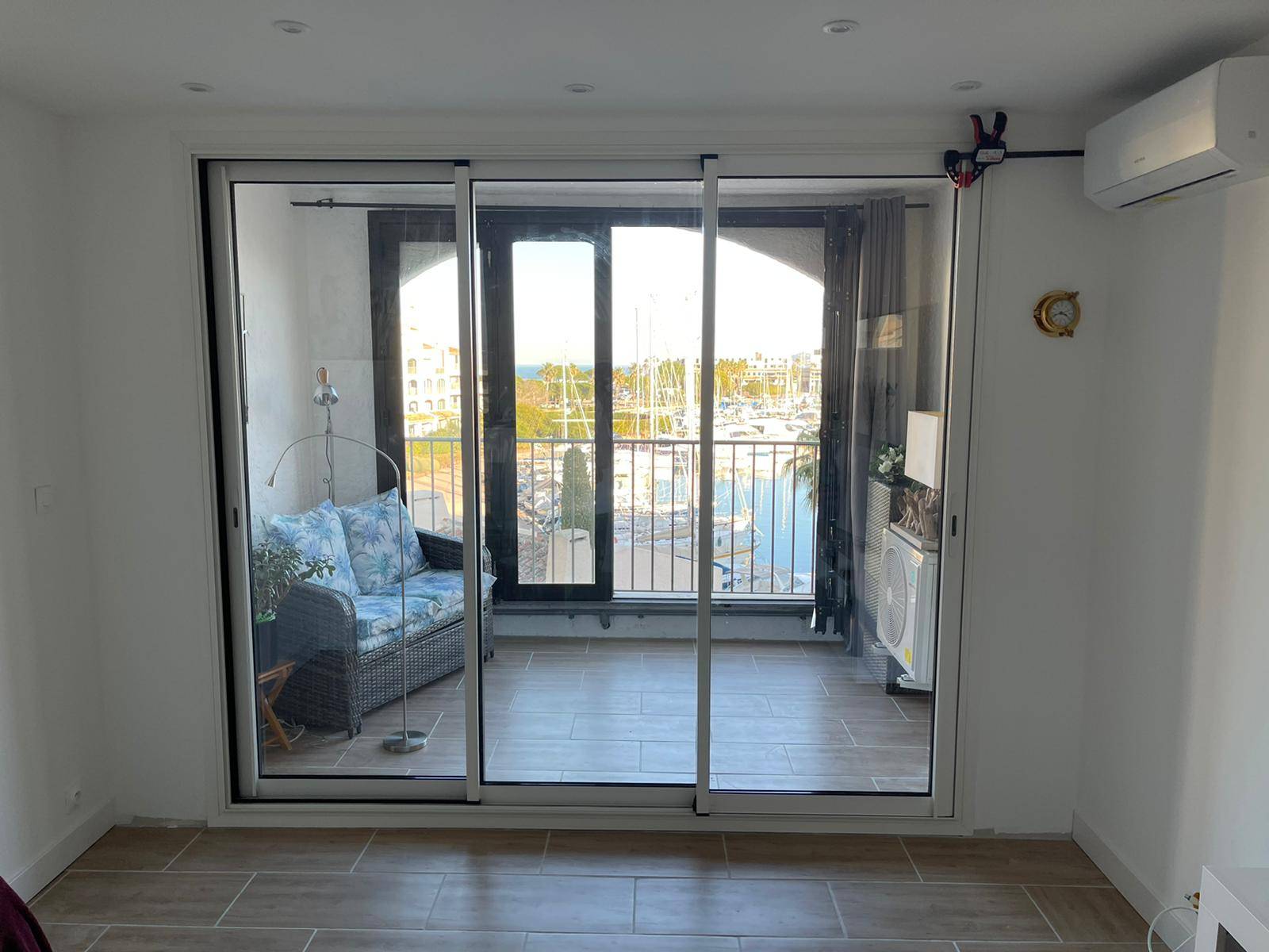 Pose en rénovation d'un coulissant  sur mesure en aluminium 3 vantaux  bicolore  à Cogolin