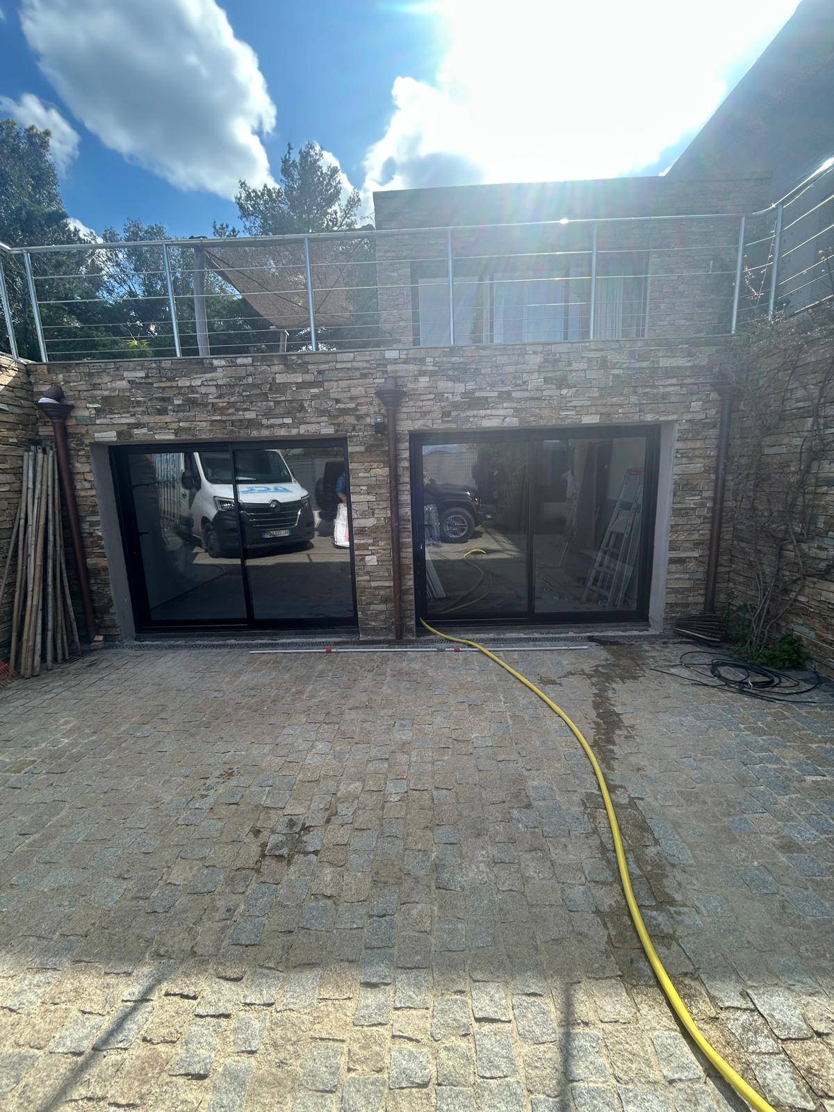 Installation en neuf de deux châssis coulissant bloc baie en aluminium à Grimaud dans le Golfe de Saint-Tropez