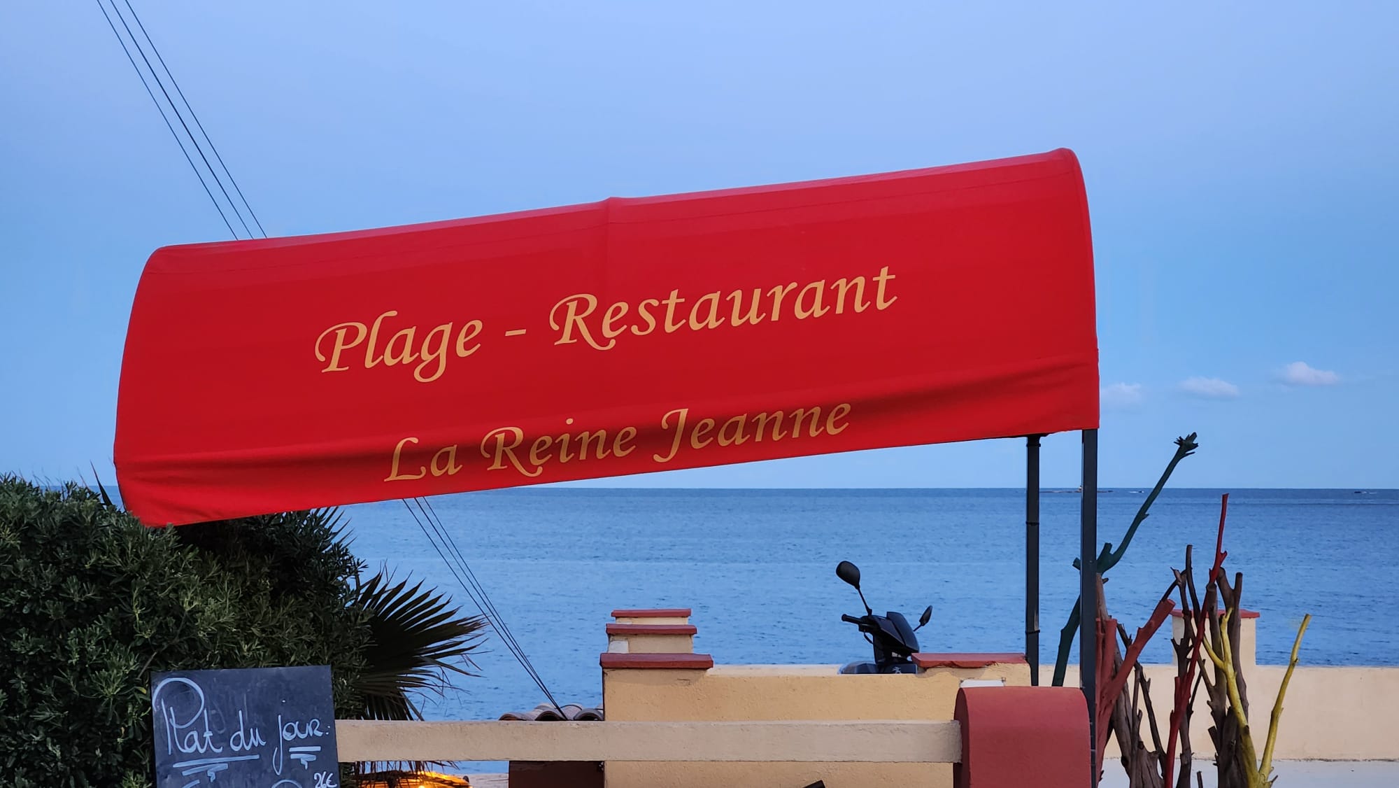 Rentoilage d'un store corbeille à Sainte-Maxime dans le Golfe de Saint-Tropez