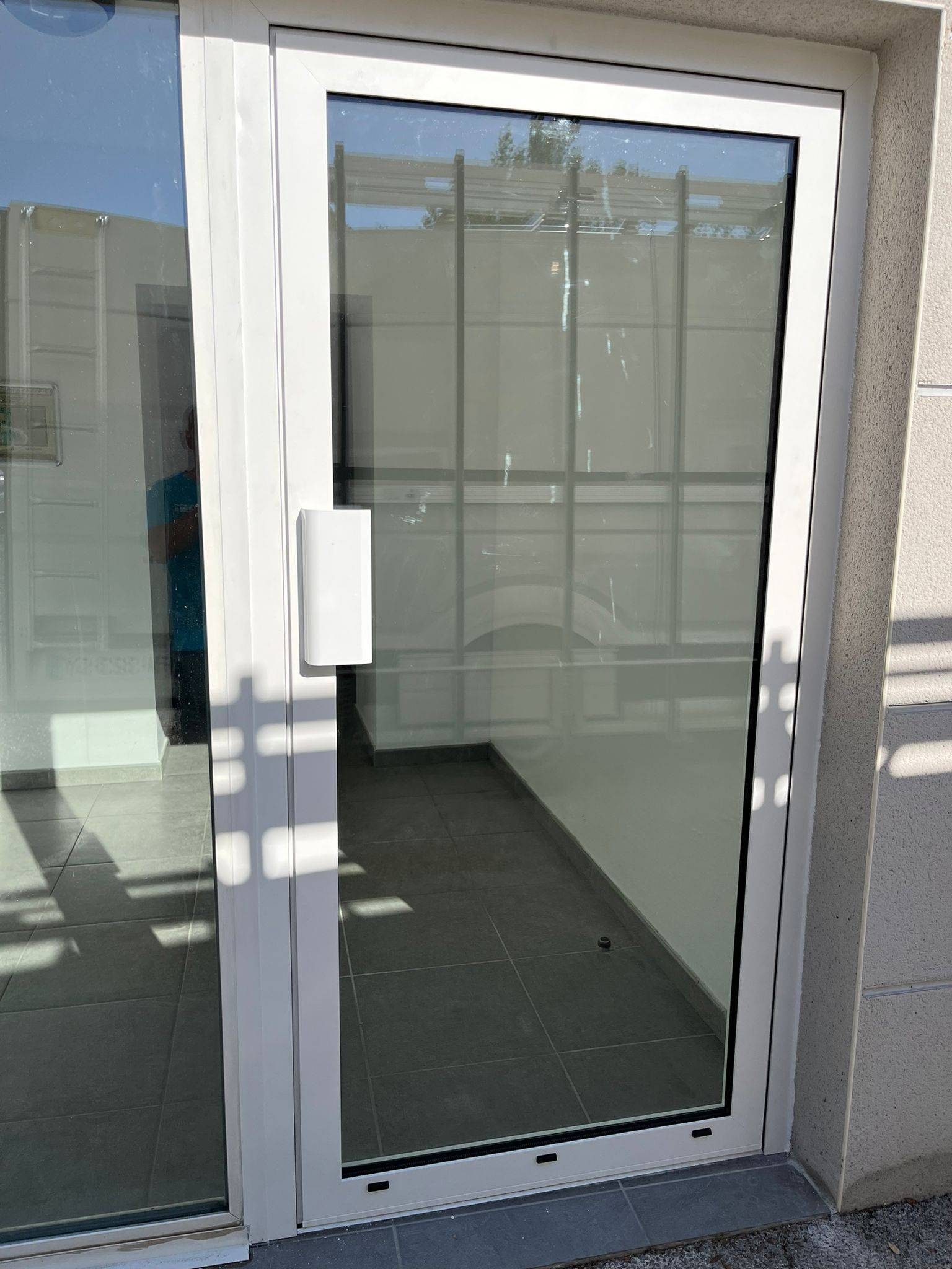 Installation en rénovation d'une porte d'entrée en Aluminium à Cogolin dans le Golfe de Saint-Tropez