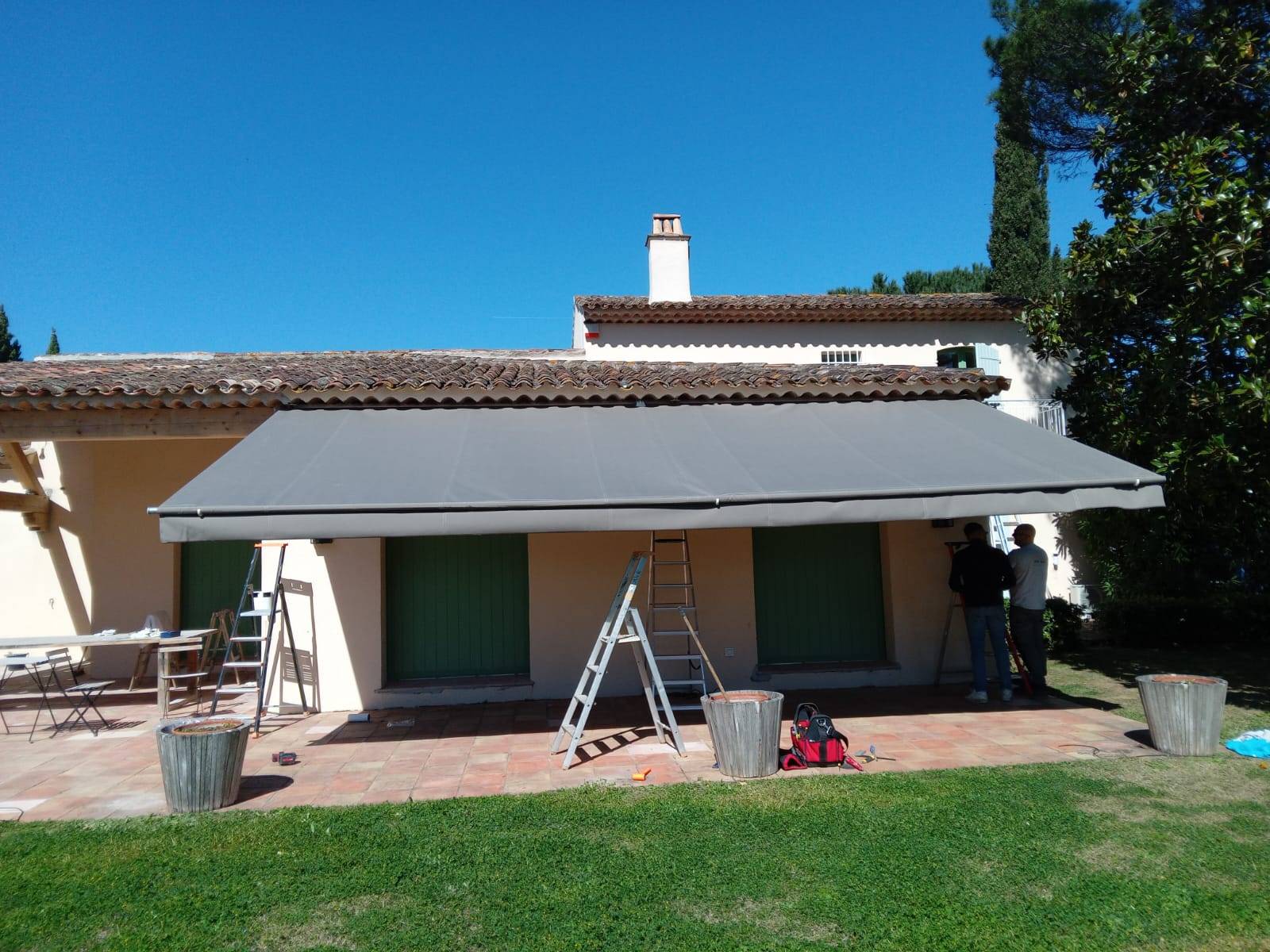 Rentoilage d'un store banne existant à Ramatuelle en plein coeur du Golfe de Saint-Tropez