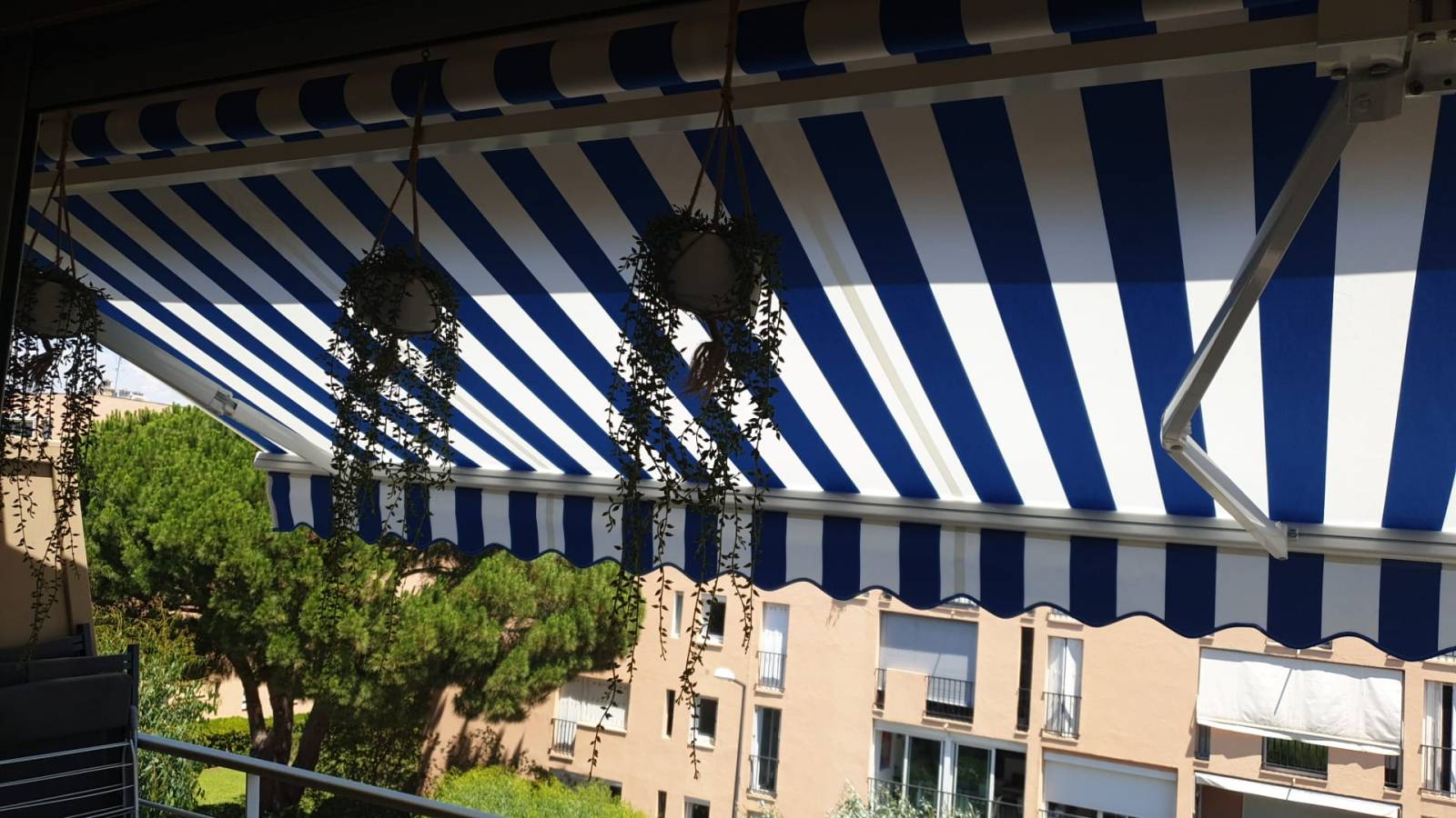 Store banne motorisé avec toile Dickson à SAINT-TROPEZ