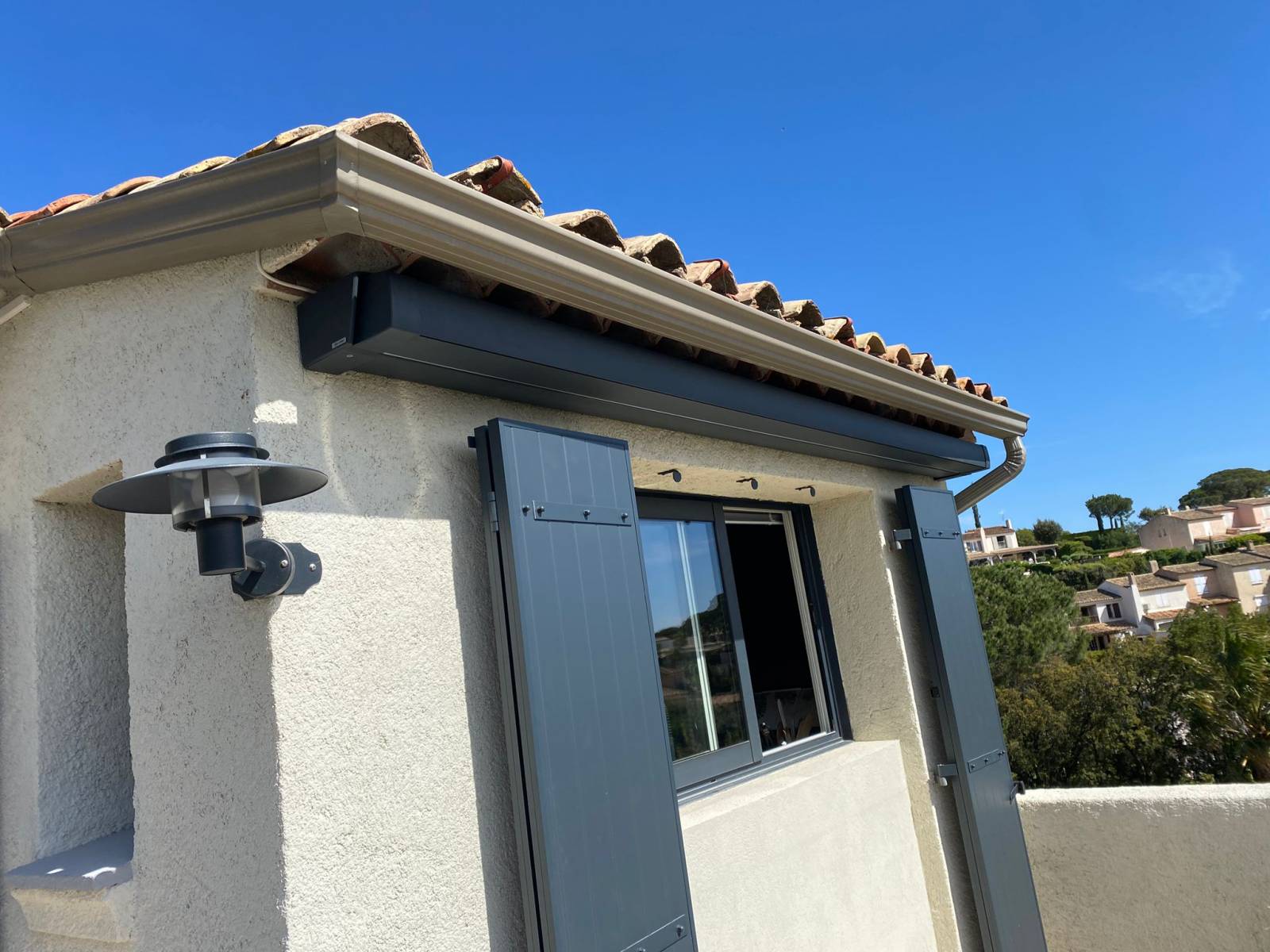 Installation d'un store banne avec coffre complet sur la commune de Sainte-Maxime dans le Golfe de Saint-Tropez