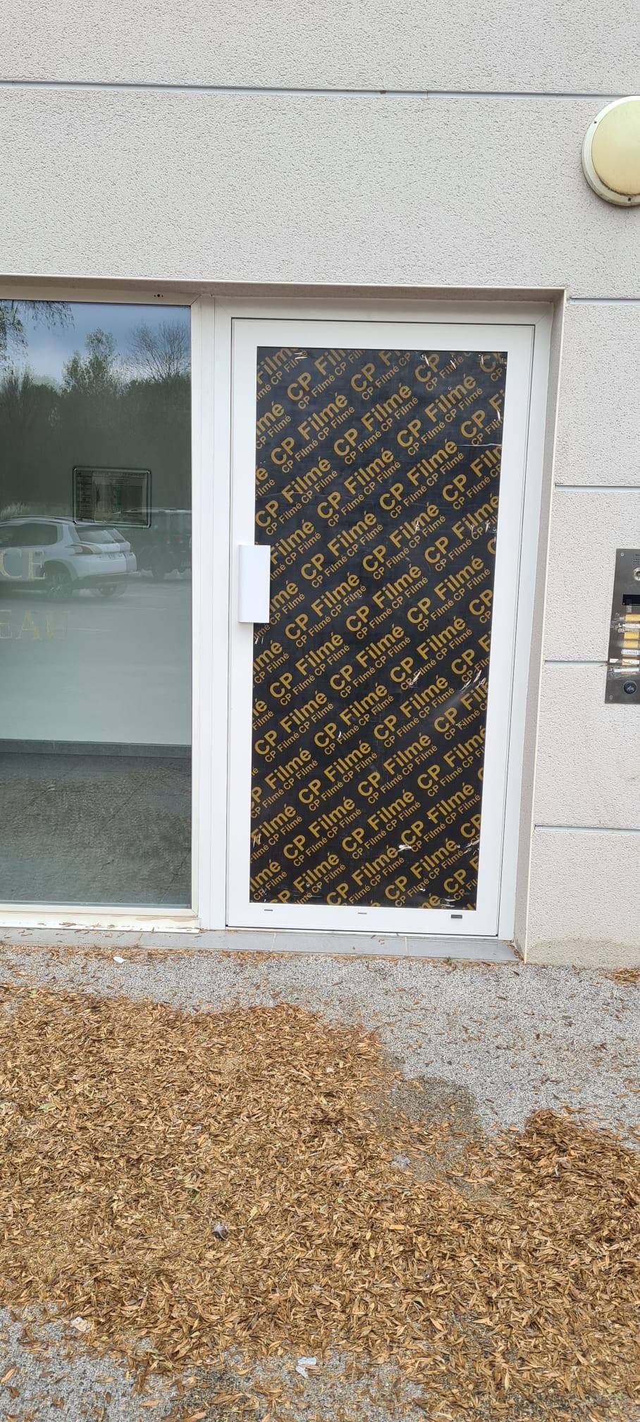 Mise en sécurité d'une porte d'entrée suite à une casse vitrage à Cogolin dans le Golfe de Saint-Tropez