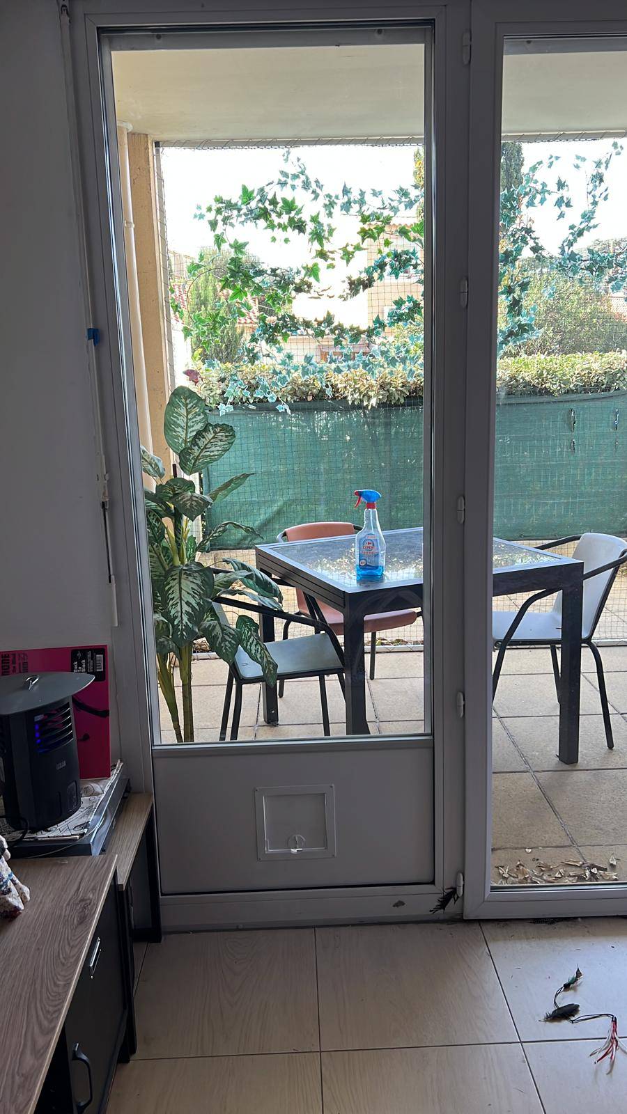 Remplacement d'un vitrage avec panneau de soubassement en PVC pour installation d'une chatière à Cogolin dans le Var