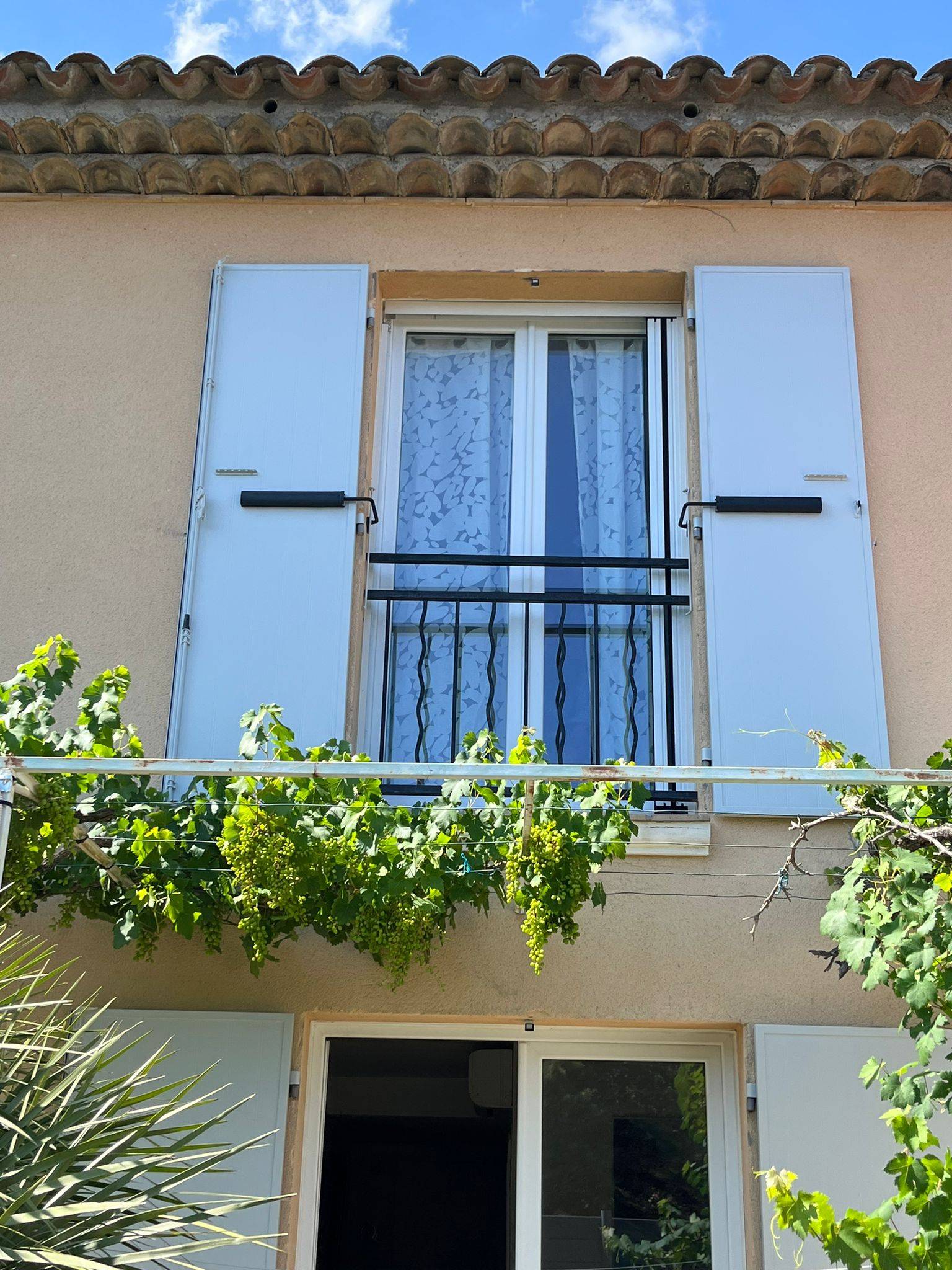 Remplacement de volet en bois par des volets battants isolants en aluminium au Plan de la Tour dans le Golfe de Saint-Tropez