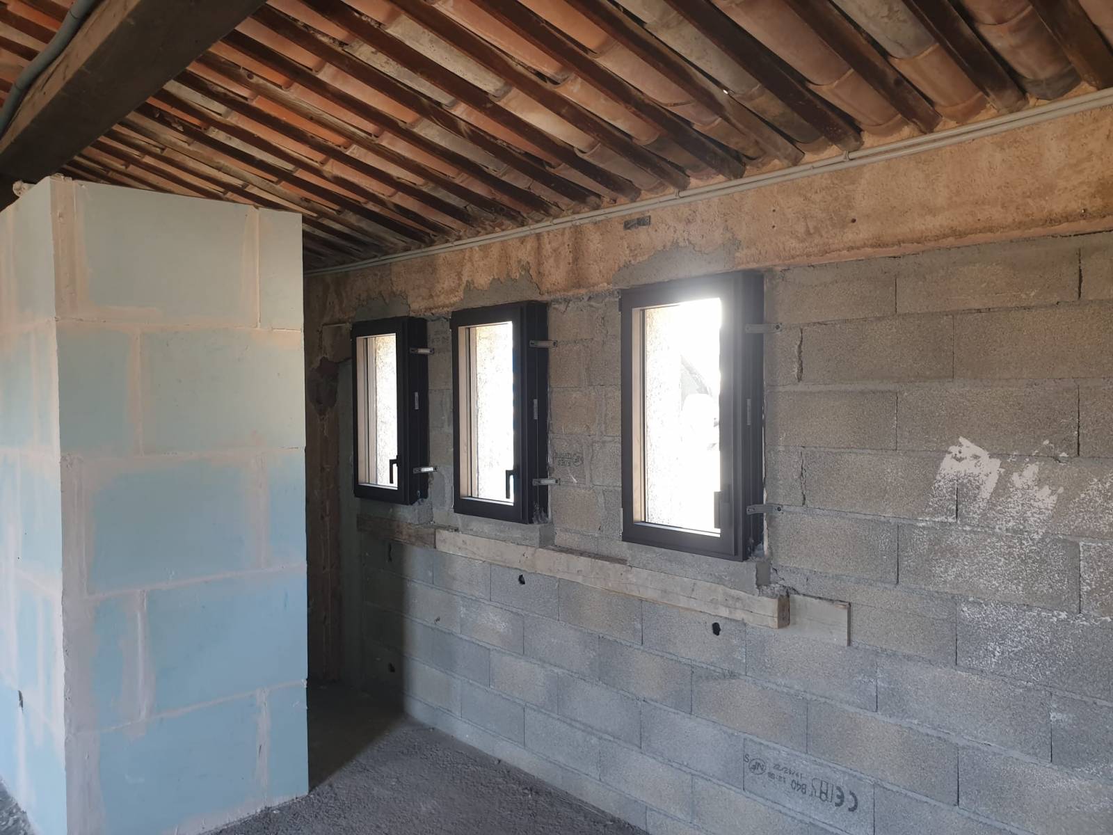 Rénovation et extension d'une villa avec châssis en aluminium à Agay dans le Var