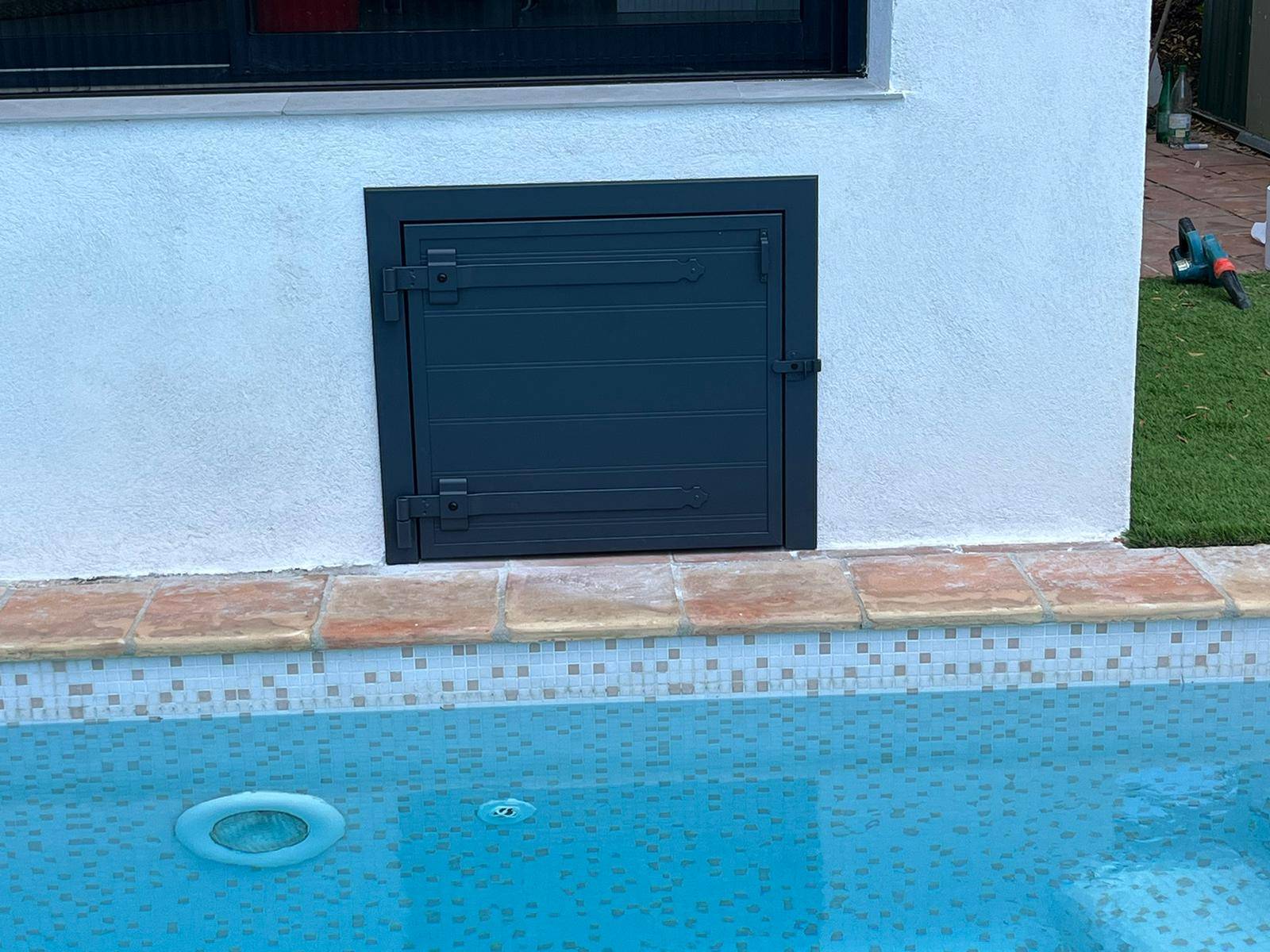 Fourniture et pose de volets battants sur cadre en aluminium à la Croix-Valmer dans le Golfe de Saint-Tropez