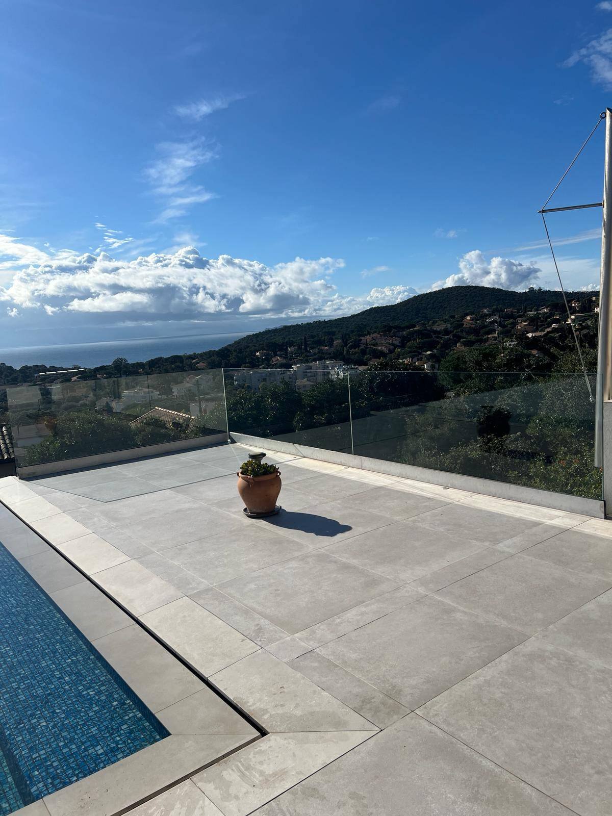 Remplacement de vitrage à l'identique sur garde corps à Cavalaire-sur-Mer dans le Golfe de Saint-Tropez