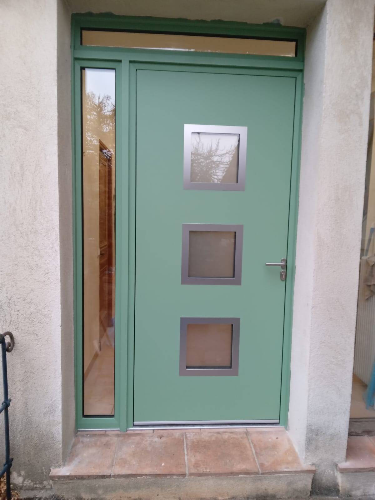 Remplacement d'une porte d'entrée en rénovation à Grimaud dans le Golfe de Saint-Tropez