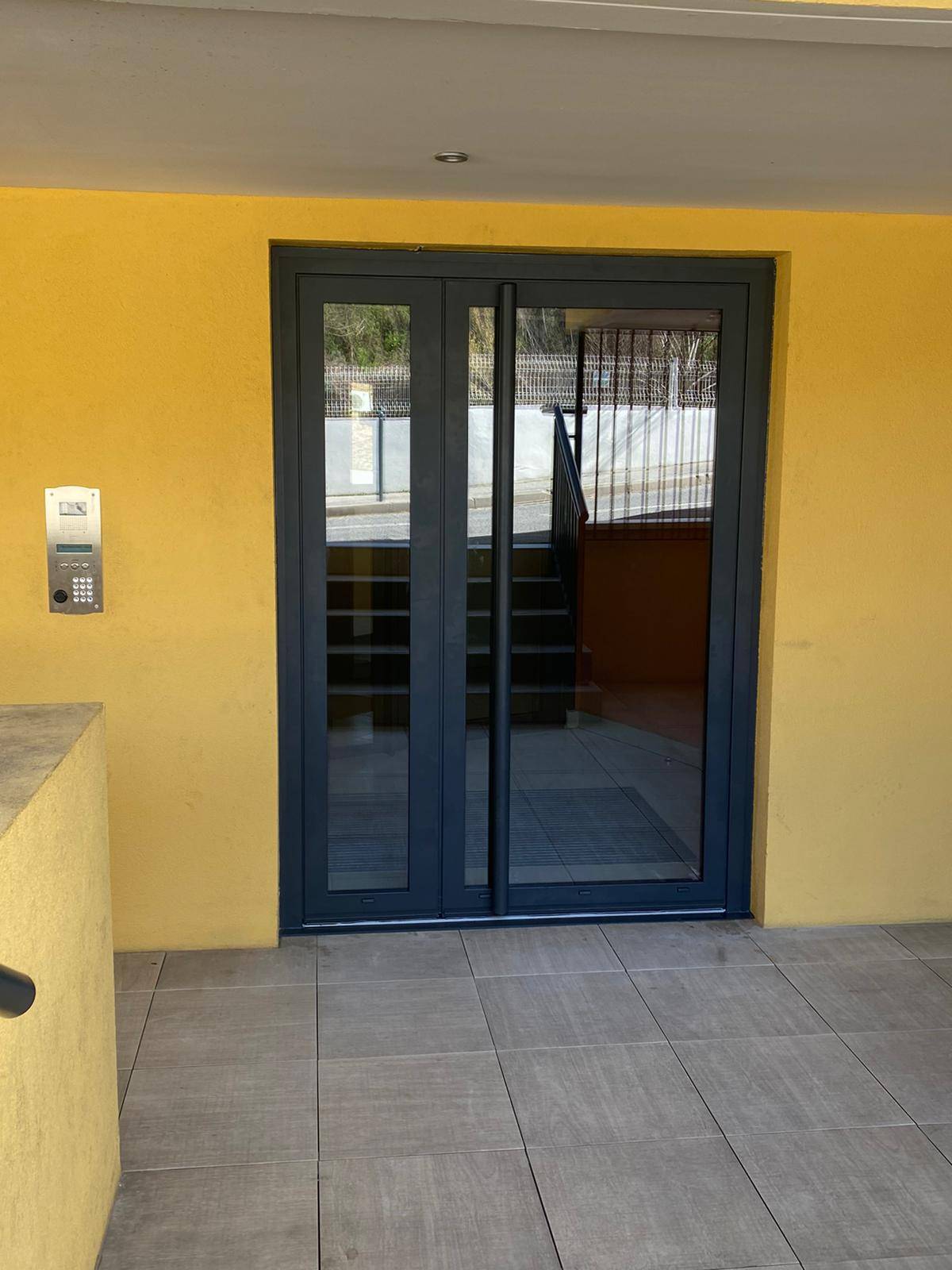 Porte d'entrée résidence Carré Provence à Cogolin 