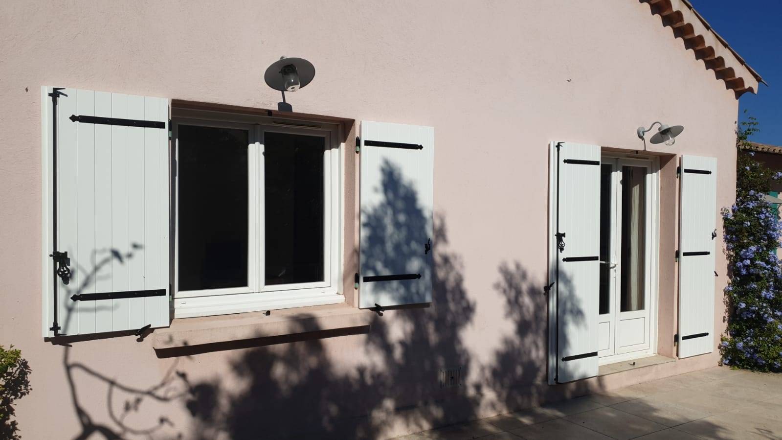 Remplacement en rénovation de volets battants en bois à Gassin dans le Golfe de Saint-Tropez