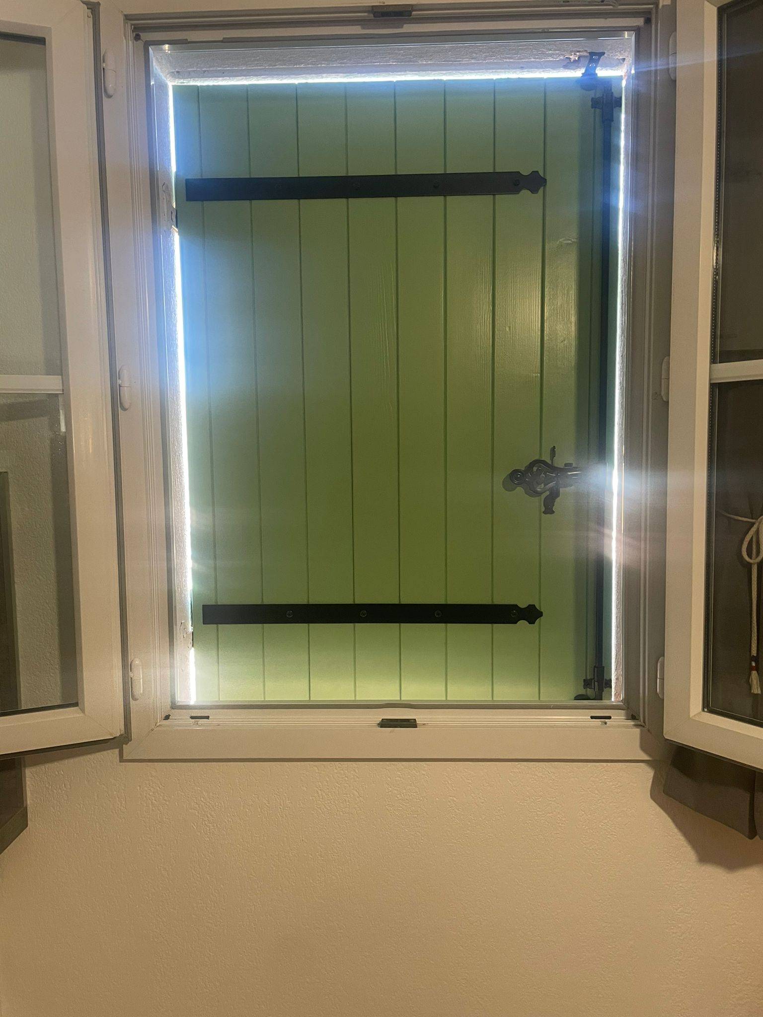 Volet battant en bois à Cogolin 