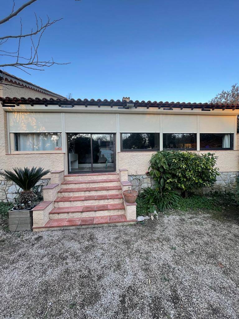 Volet roulant en aluminium manoeuvre solaire 