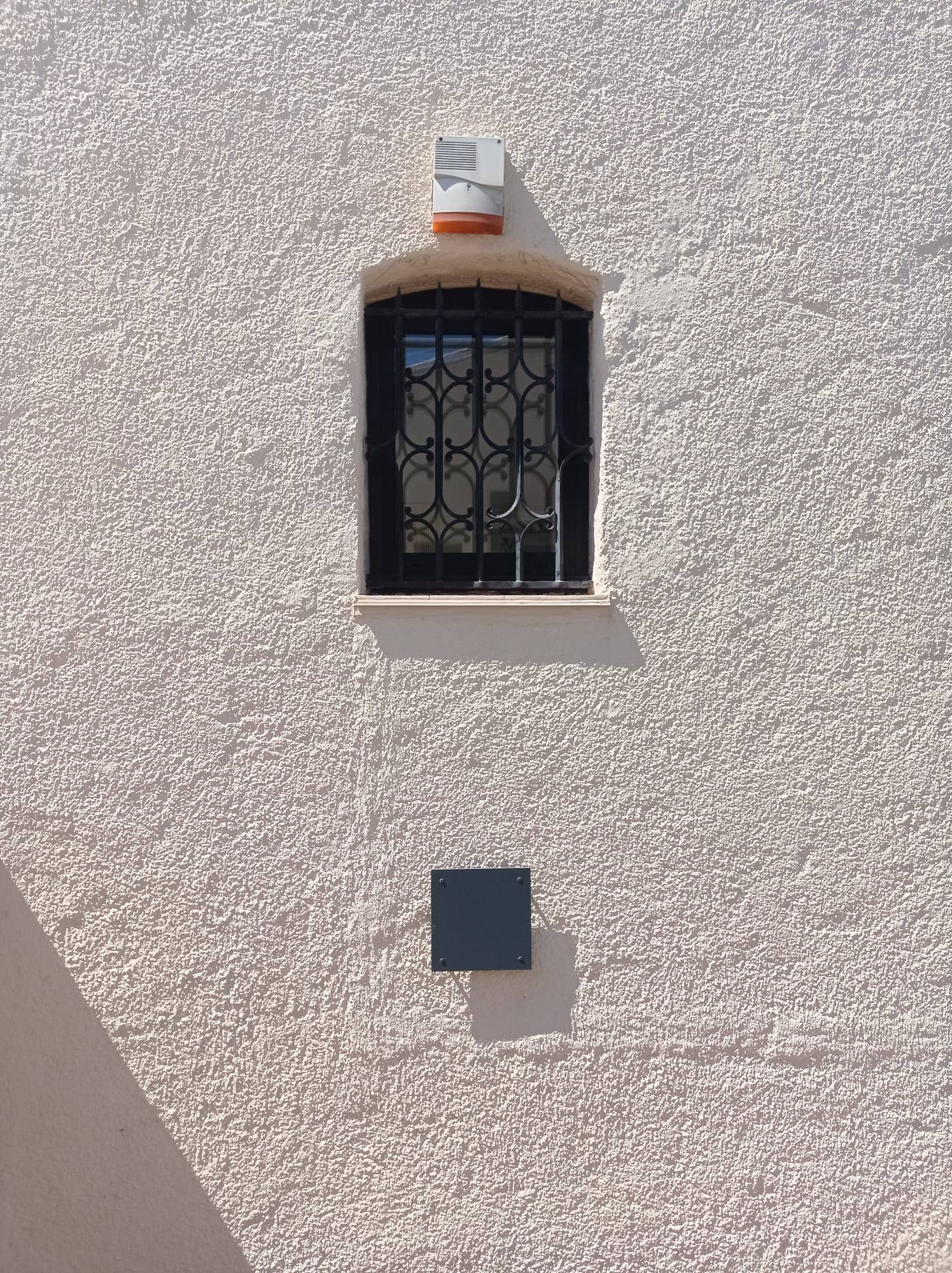 Remplacement d'une fenêtre cintrée en bois par une fenêtre en ALU non cintrée et habillage du cintre à Cogolin dans le Var