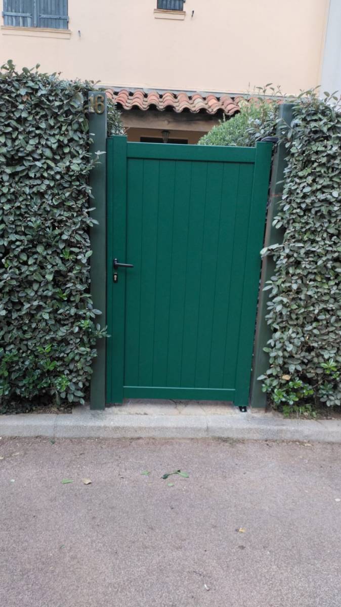 Remplacement d'un portillon en bois par un portillon en aluminium à Cogolin dans le Golfe de Saint-Tropez