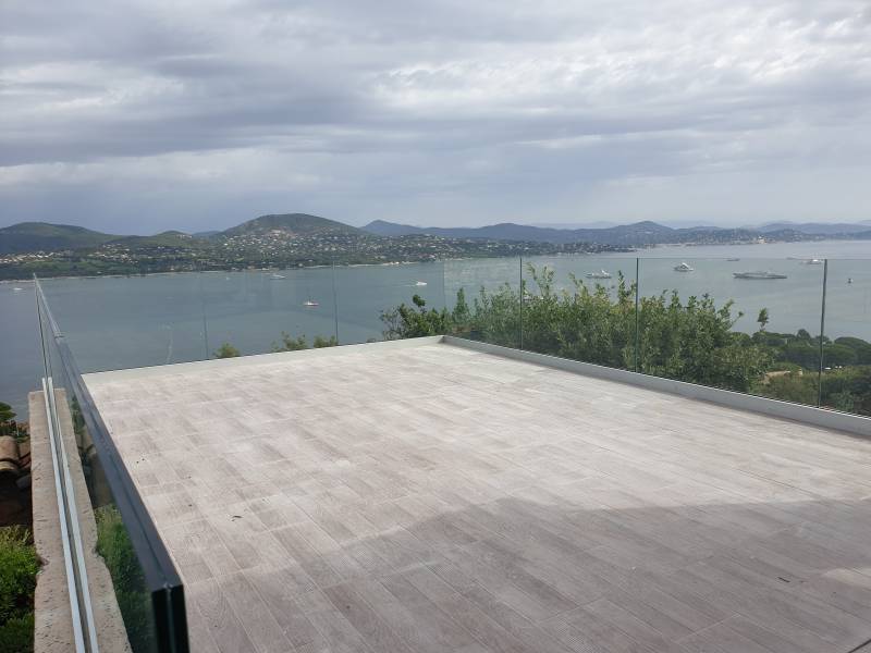 Garde-corps vitré sans main courante à Gassin 