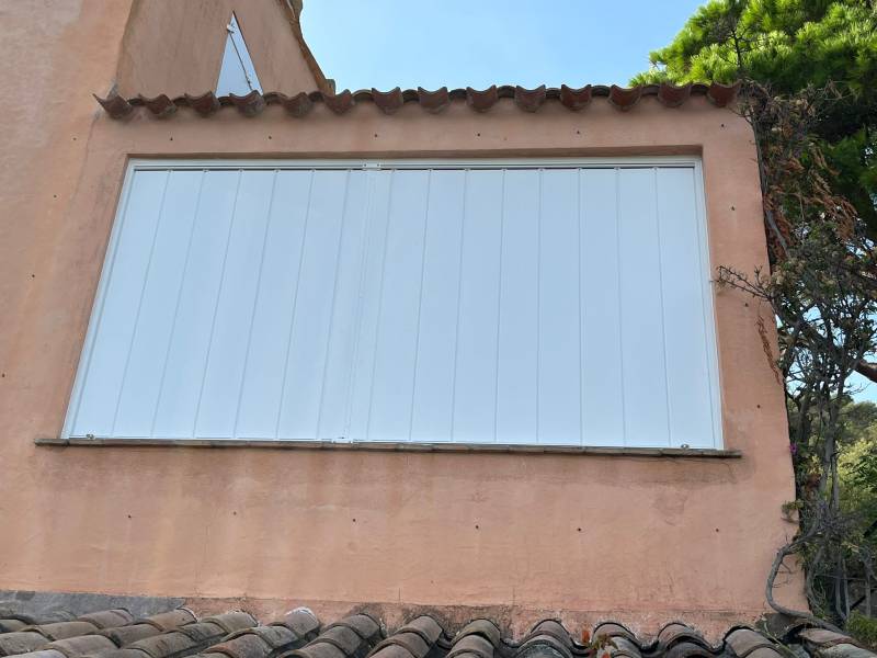 Remplacement de jalousie plate en bois par jalousie plate en aluminium à Sainte-Maxime dans le Golfe de Saint-Tropez