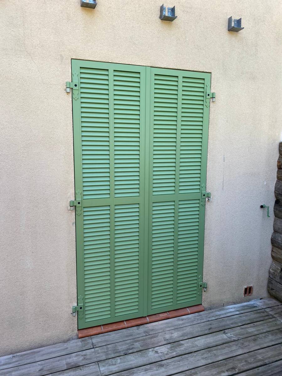 Volet battant aluminium dans le Golfe de Saint-Tropez