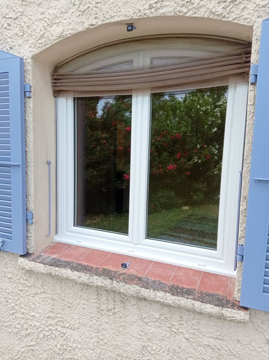 fenêtre PVC cintrée à Grimaud 