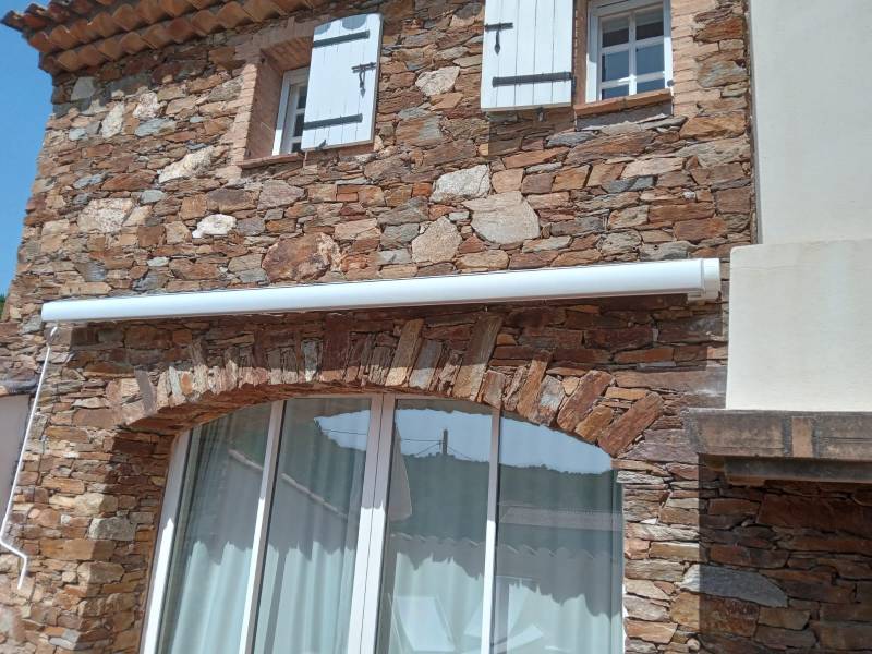 Remplacement d'un store banne manuel à Cogolin dans le Golfe de Saint-Tropez