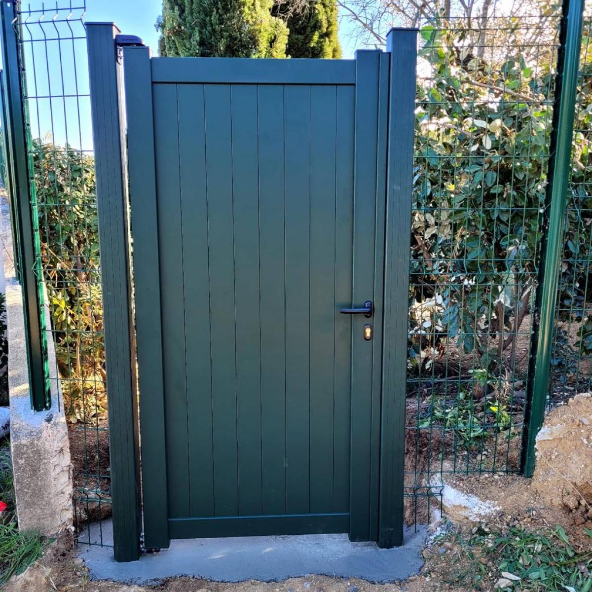 Installation d'un portillon en aluminium à Ramatuelle dans le Golfe de Saint-Tropez