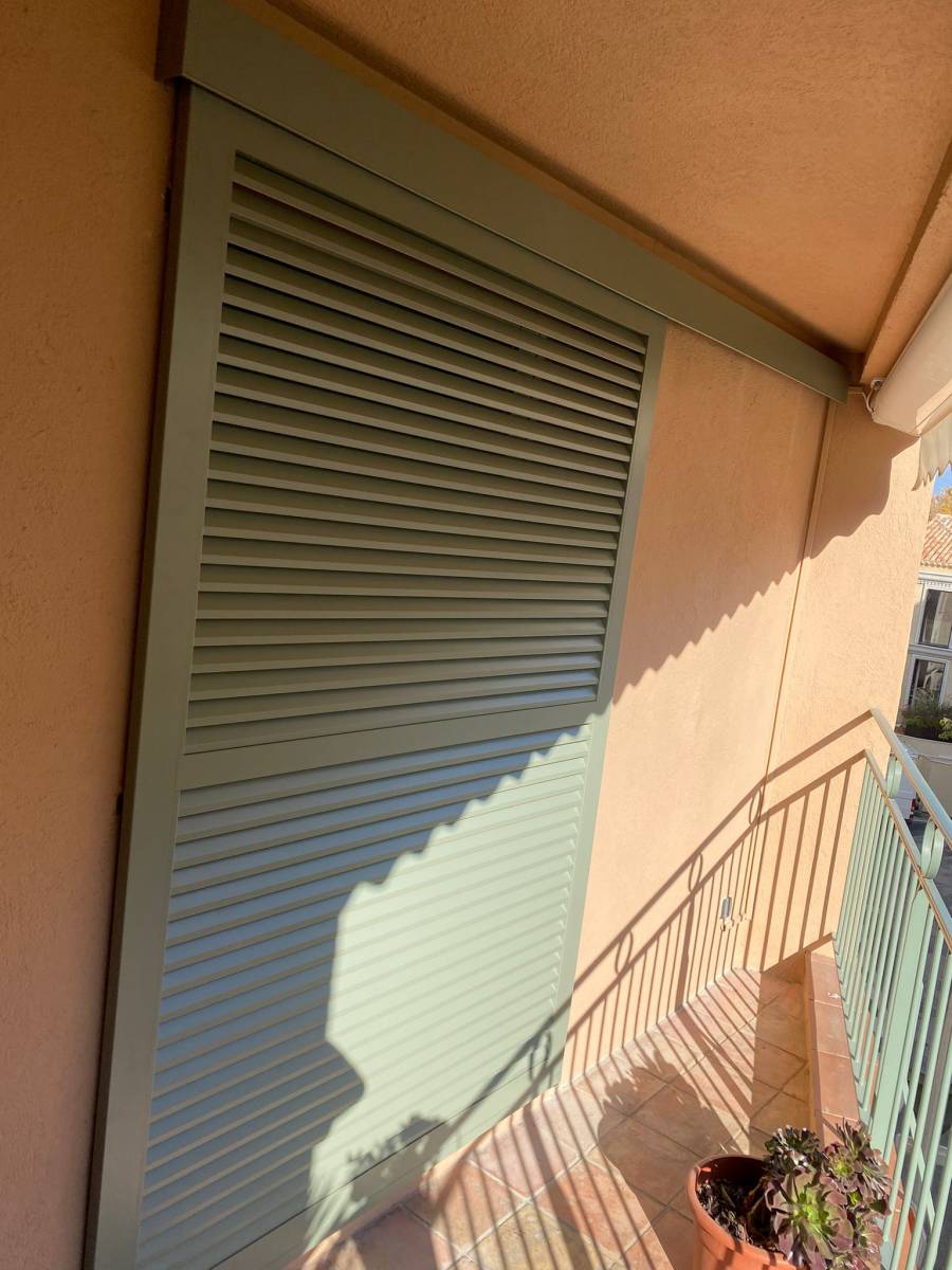 Volet coulissant sur façade en aluminium 