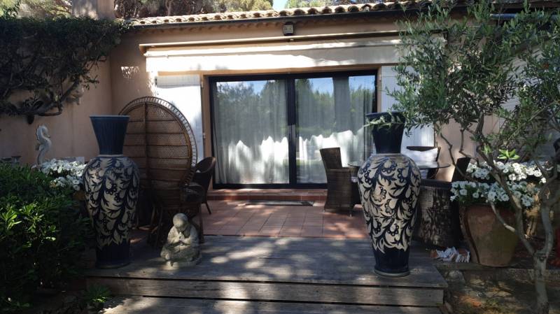 Remplacement d'un châssis coulissant aluminium par un châssis à galandage en aluminium à Ramatuelle dans le Golfe de Saint-Tropez