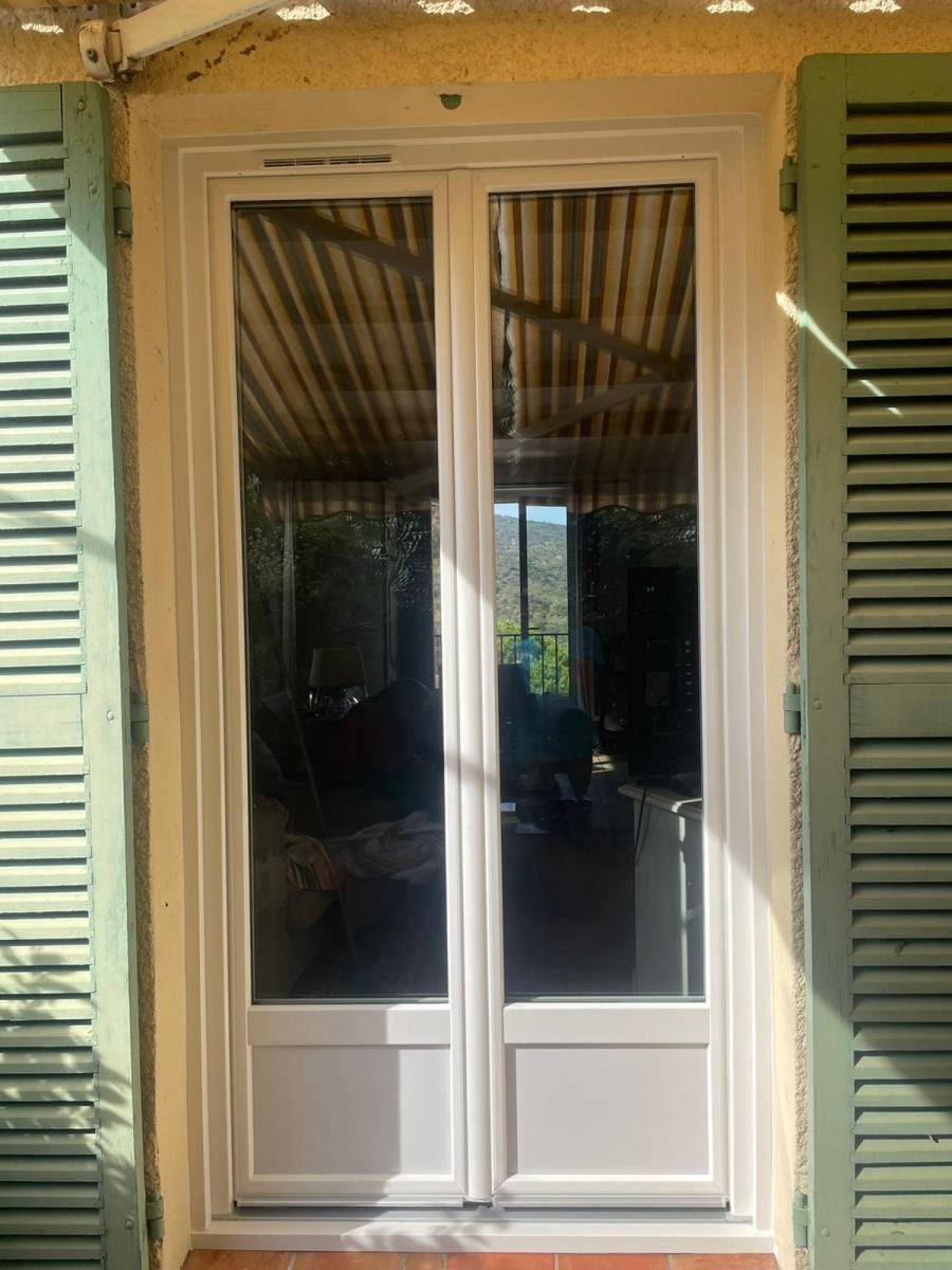 Porte-fenêtre en PVC 