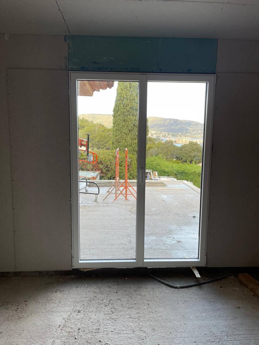 Rénovation d'une maison avec des menuiseries en aluminium à Bormes Les Mimosas dans le Var