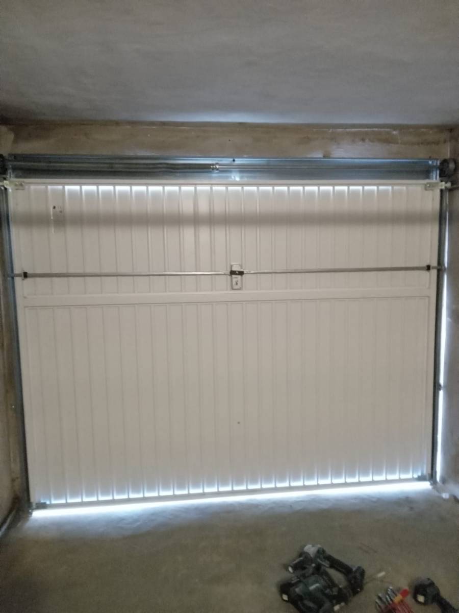 Remplacement d'une porte de garage métallique basculante à Ramatuelle dans le Golfe de Saint-Tropez