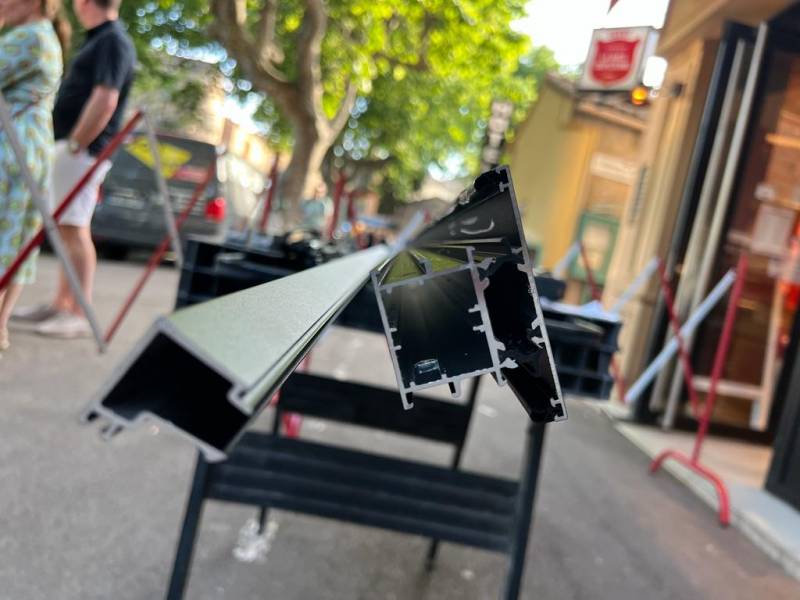 Remplacement de vitrage sur la vitrine d'une célèbre boulangerie à Saint-Tropez dans le Golfe de Saint-Tropez.