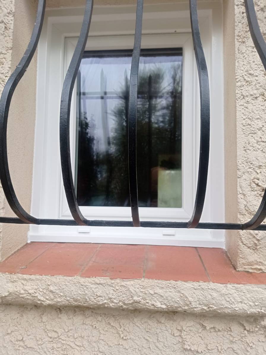 Remplacement de fenêtres en bois par fenêtres en PVC à Grimaud dans le Golfe de Saint-Tropez