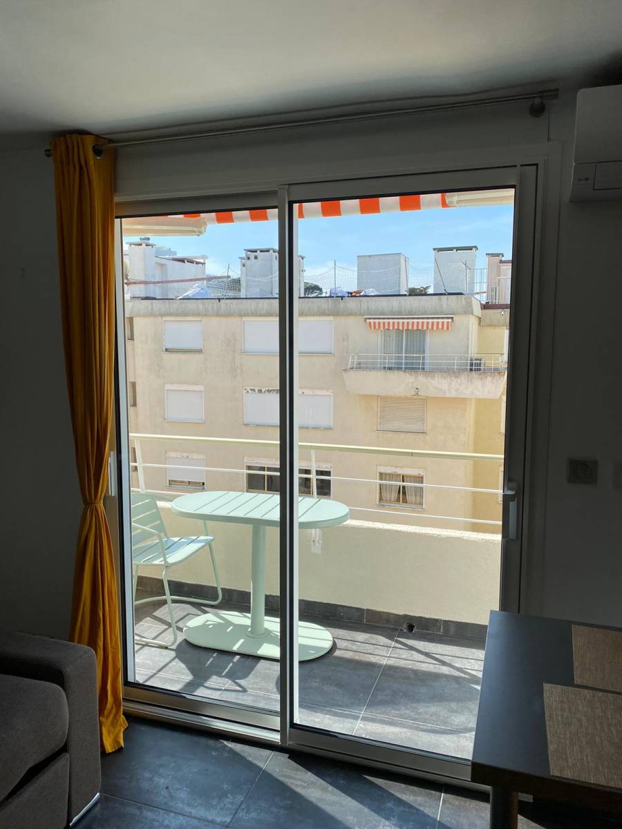 Installation en rénovation d'un châssis coulissant en aluminium à St-Tropez dans le Var