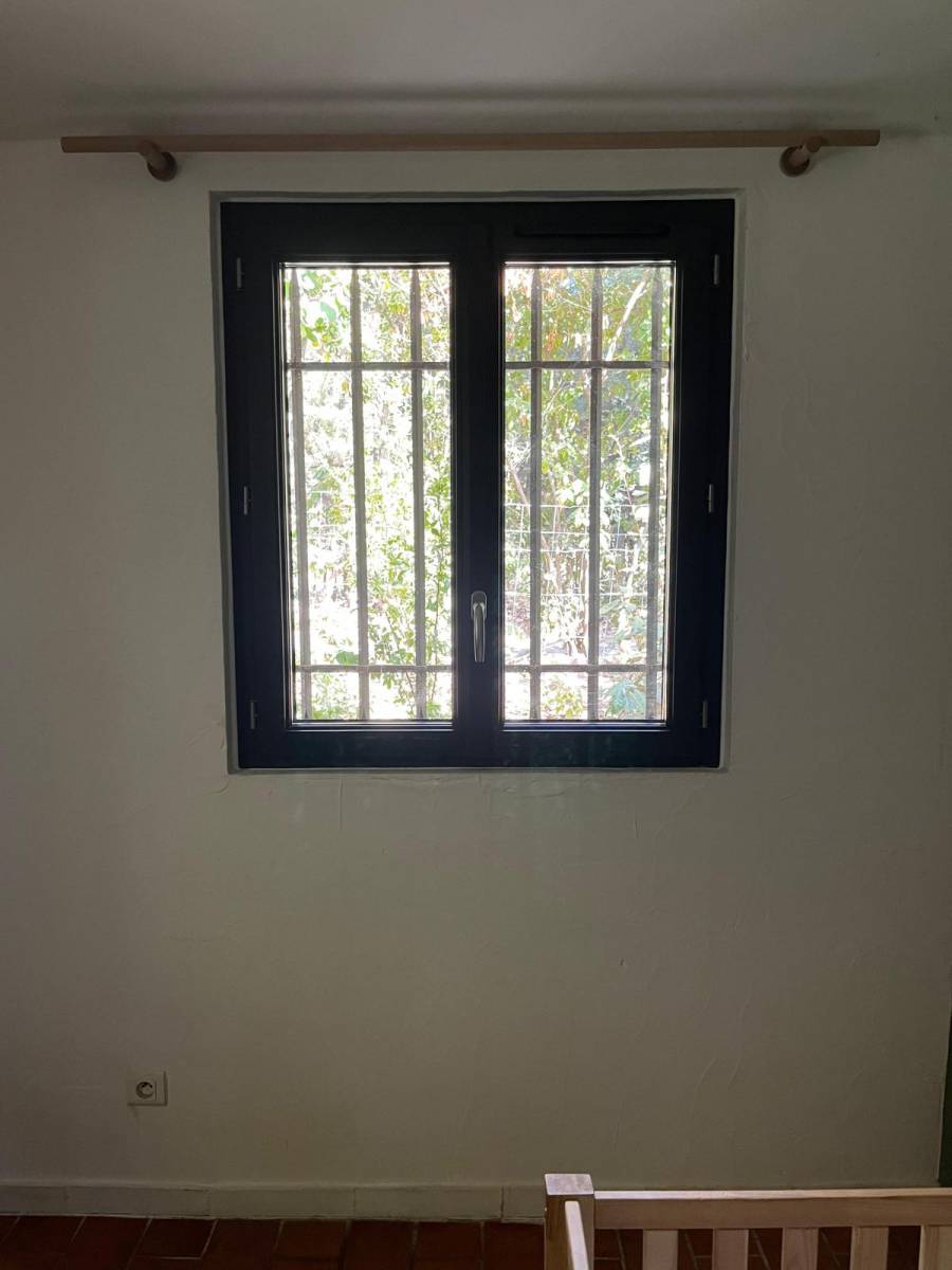 Remplacement de fenêtres en bois par des fenêtres en PVC sur mesure à Cogolin dans le Golfe de Saint-Tropez