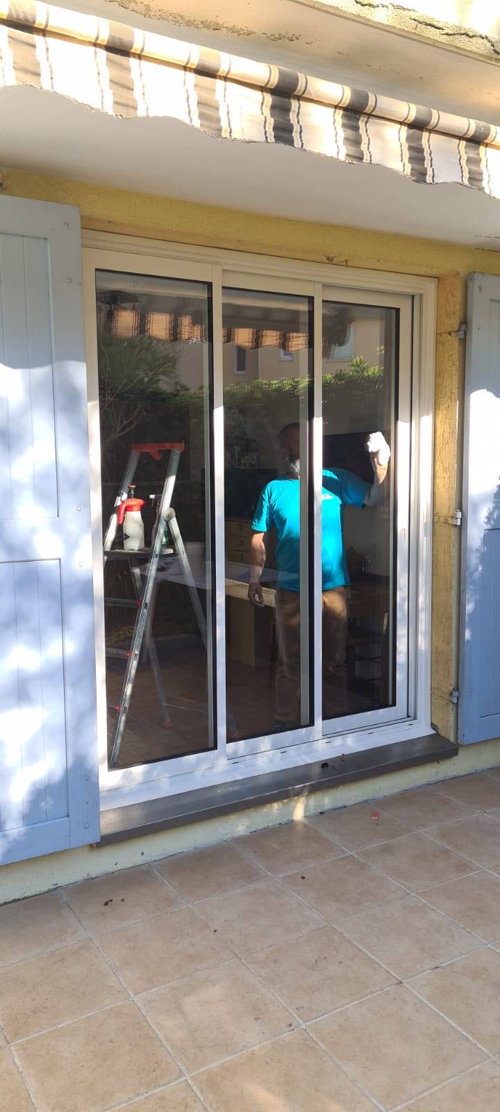 Installation d'un châssis coulissant en aluminium à Cogolin en plein coeur du Golfe de Saint-Tropez