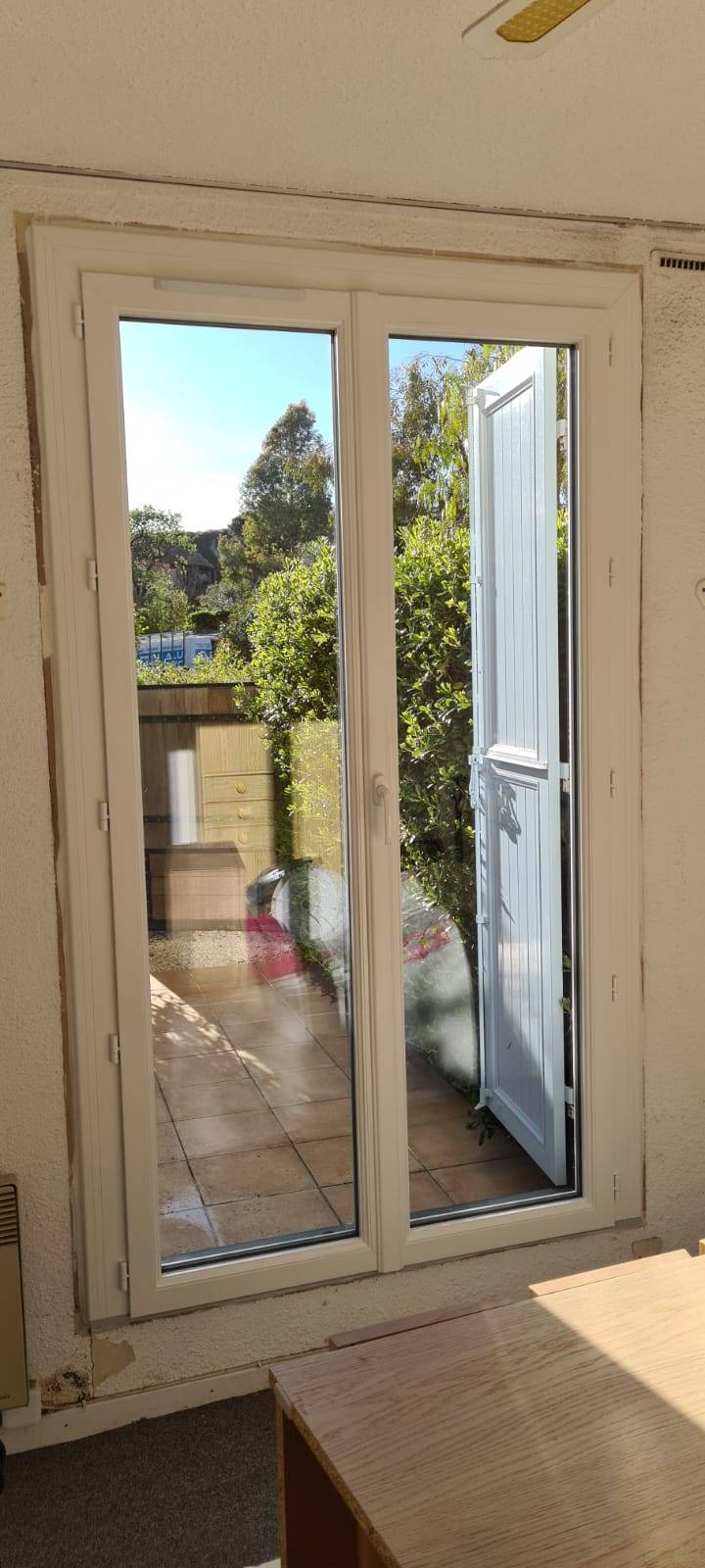 Remplacement d'une porte fenêtre en bois par une porte fenêtre en PVC à Cogolin dans le Golfe de Saint-Tropez