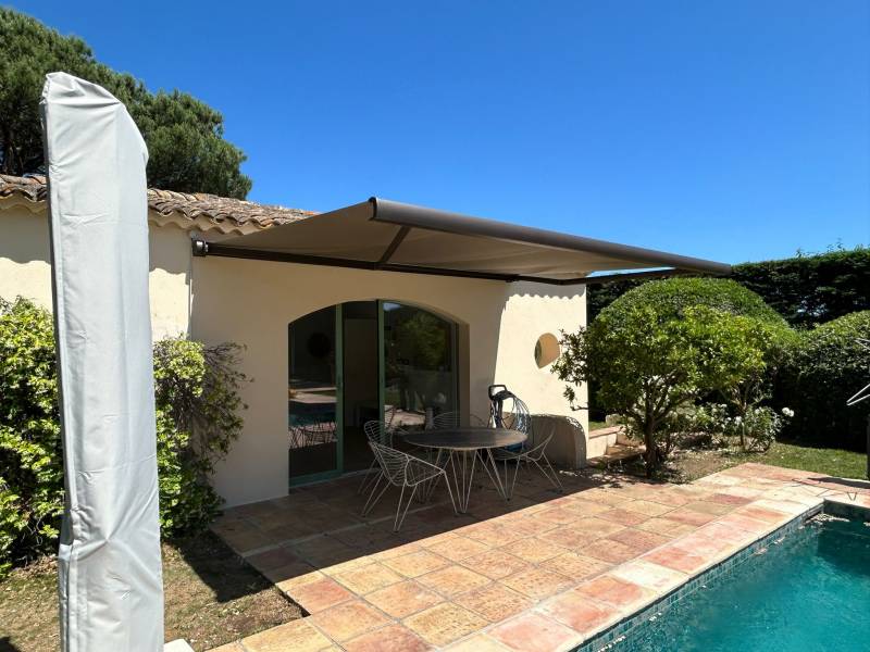 Store banne STB 300 à Ramatuelle 