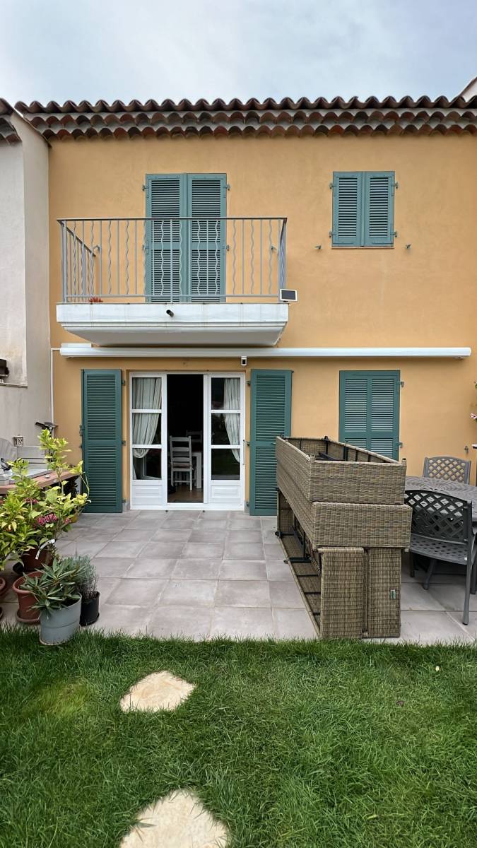 Store banne coffre complet à la Môle 