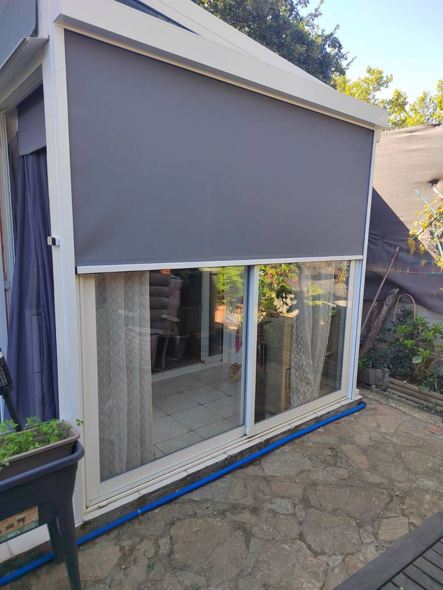 Installation d'un store extérieur à descente verticale avec coffre à Cogolin dans le Var