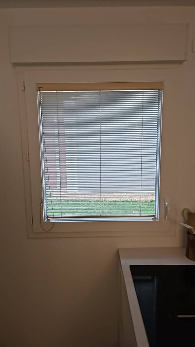 Installation d'un store intérieur de type vénitien à Cogolin dans le Golfe de Saint-Tropez