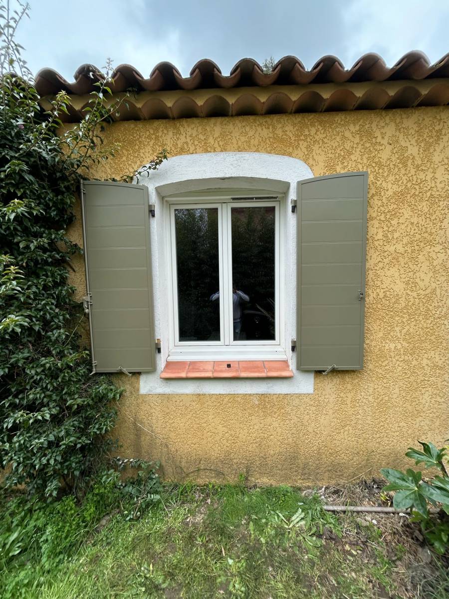 Volets battants en aluminium isolé ISO-RW150 à Sainte-Maxime 