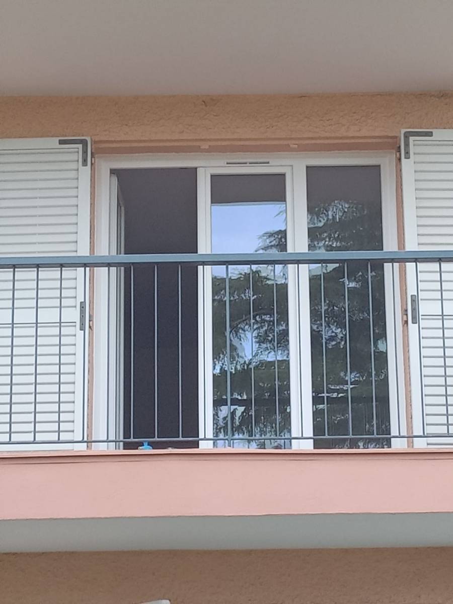 Remplacement de fenêtre et porte-fenêtre en bois par des menuiseries en PVC à Cogolin dans le Golfe de Saint-Tropez