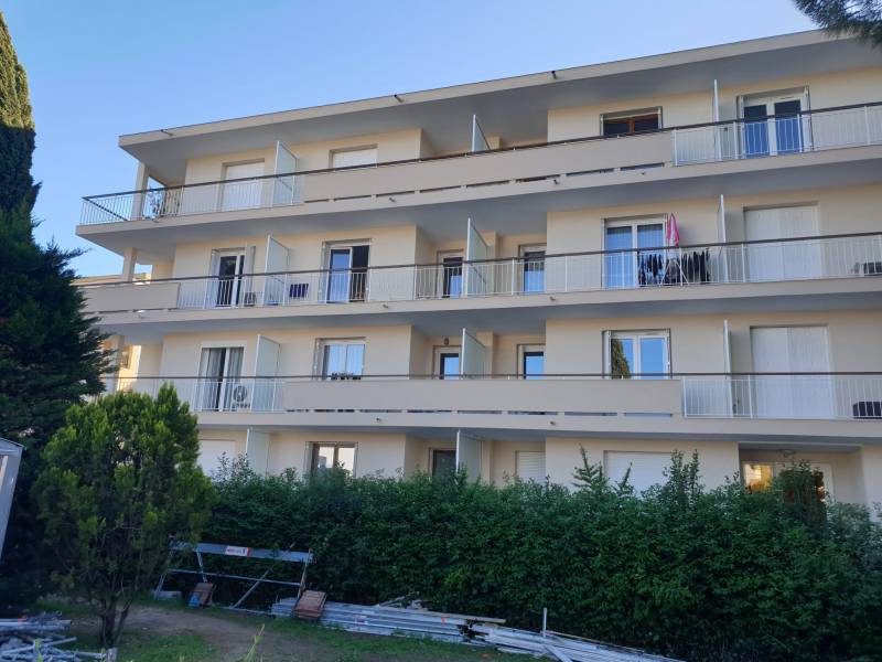 Remplacement de séparatifs de balcon dans une copropriété située à Draguignan