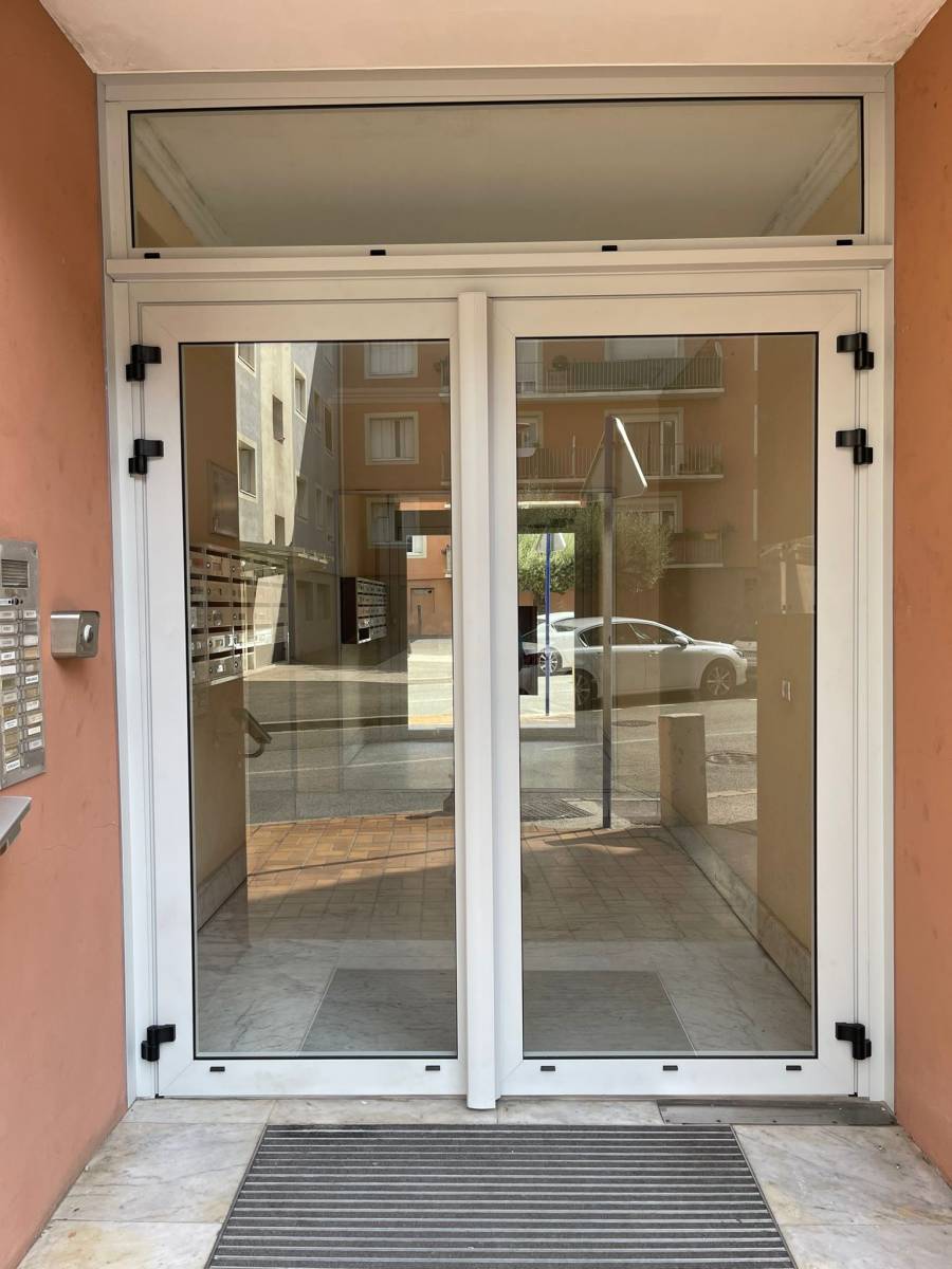 Porte d'immeuble double vantaux avec imposte fixe 